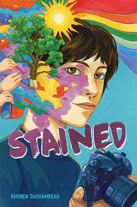 „STAINED“, Rhonda DeChambeau. Illustration eines Gesichts, Baum, Sonne, und Regenbogenfarben. Hände malen und sprühen.