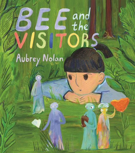 „BEE and the VISITORS“ von Aubrey Nolan. Kind und bunte Wesen in grünem Wald mit großen Pflanzen.
