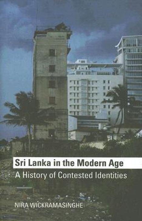 „Sri Lanka in the Modern Age: A History of Contested Identities“ von Nira Wickramasinghe. Ein hohes, altes Gebäude vor modernem Hintergrund.