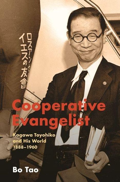 „Cooperative Evangelist“, Kagawa Toyohiko, 1888–1960, Bo Tao. Japanischer Mann in Anzug mit Büchern und lächelnd.