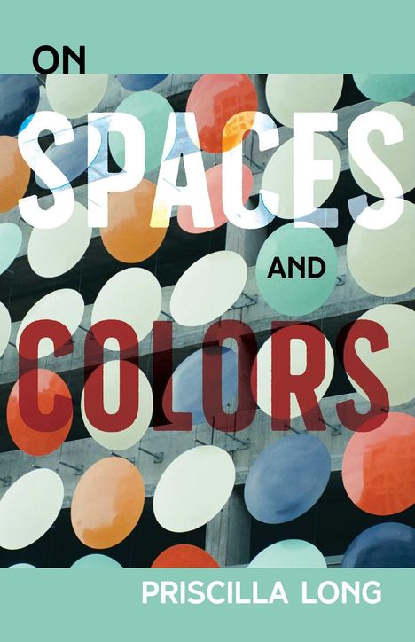 "ON SPACES AND COLORS" und "PRISCILLA LONG". Bunte, überlappende Kreise auf einem strukturierten Hintergrund.