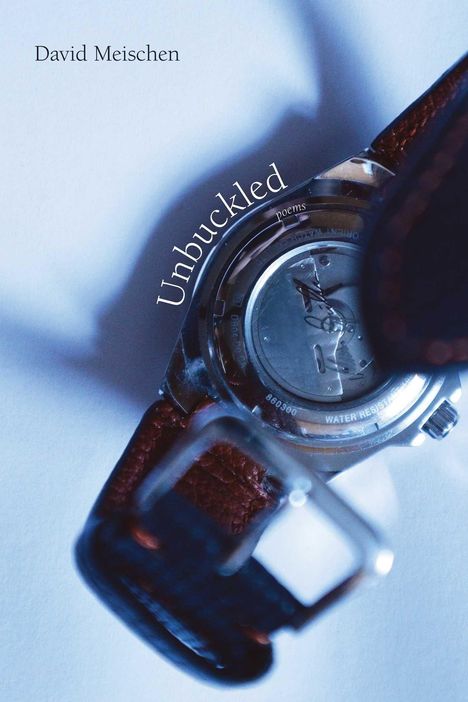 "David Meischen", "Unbuckled poems". Eine Nahaufnahme einer Armbanduhr mit braunem Lederarmband auf blauem Hintergrund.