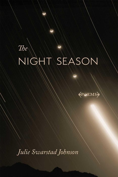 "The Night Season", "Poems", "Julie Swarstad Johnson"; Helle Lichtstreifen am dunklen Himmel mit Bergen im Hintergrund.