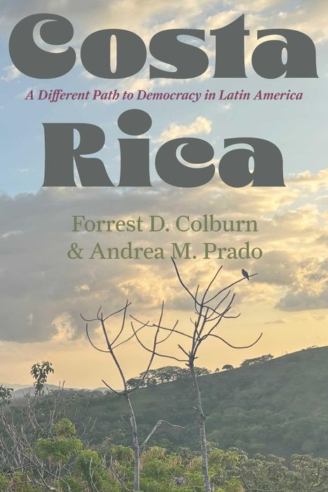 „Costa Rica: A Different Path to Democracy in Latin America“ von Forrest D. Colburn & Andrea M. Prado. Hügelige Landschaft mit Bäumen.