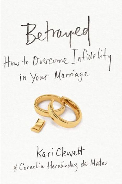 Text: "Betrayed: How to Overcome Infidelity in Your Marriage" von "Kari Clewett & Cornelia Hernández de Matos". Zwei Goldringe.