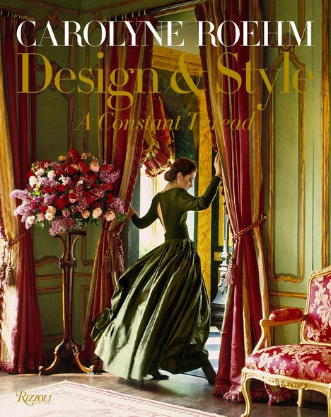 "CAROLYNE ROEHM Design & Style A Constant Thread." Eine Frau zieht einen Vorhang in einem eleganten, klassisch eingerichteten Raum.