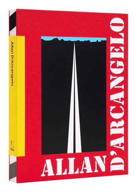 Text: "ALLAN D’ARCANGELO". Grafisches Design mit einem stilisierten weißen Weg auf schwarzem Hintergrund, roter Rahmen.