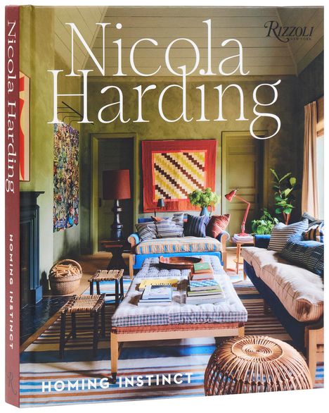 Buchtitel: "Nicola Harding: Homing Instinct". Wohnzimmer mit buntem Quilt, Pflanzen, Sofa und Couchtisch mit Büchern.