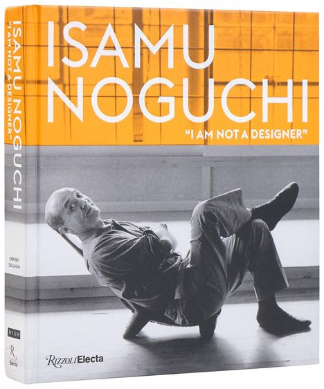 ISAMU NOGUCHI, "I AM NOT A DESIGNER". Schwarz-weißes Foto eines Mannes auf einem Stuhl gegen orangen Hintergrund.