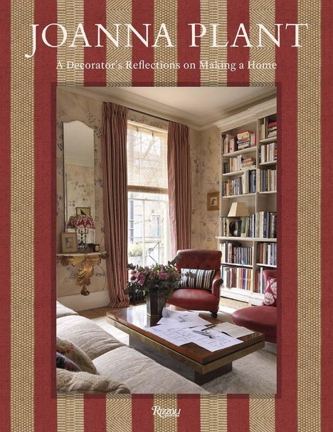 "JOANNA PLANT: A Decorator's Reflections on Making a Home." Gemütliches Wohnzimmer mit Büchern und Blumen.