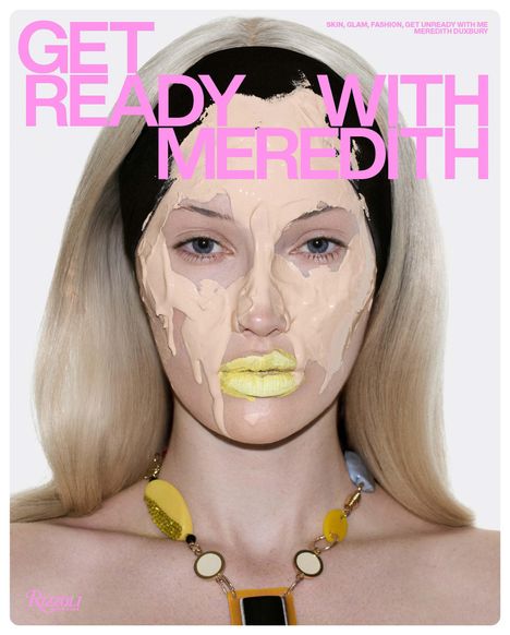 „GET READY WITH MEREDITH“ in großen rosa Buchstaben. Frau mit dicker Make-up-Schicht und gelben Lippen.