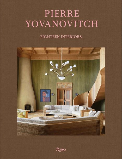 „Pierre Yovanovitch: Eighteen Interiors“. Ein modernes Wohnzimmer mit Kamin, Kunstwerk, Sofas und geschwungener Treppe.