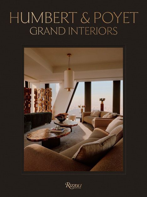 "Humbert & Poyet Grand Interiors." Luxuriöser Wohnzimmerbereich mit eleganten Möbeln und Panoramafenstern.