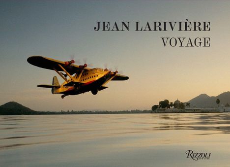 "JEAN LARIVIÈRE VOYAGE" über einem gelben Wasserflugzeug, das über einen ruhigen See in einer Landschaft fliegt.