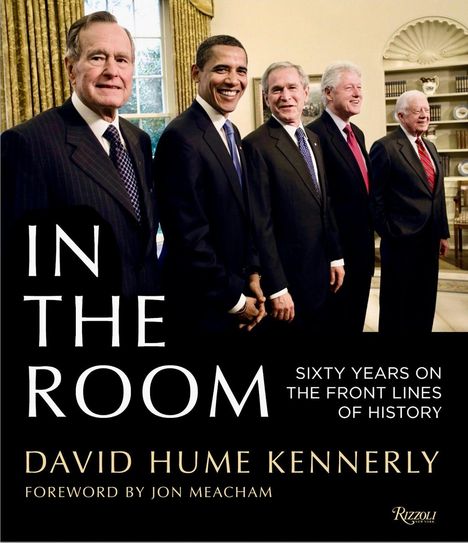 „IN THE ROOM: SIXTY YEARS ON THE FRONT LINES OF HISTORY“ von David Hume Kennerly. Fünf Männer in Anzügen lächeln.