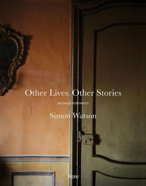 „Other Lives, Other Stories“, „INTERIOR PORTRAITS“, „Simon Watson“. Ein antikes Zimmer mit Tür und Spiegel.