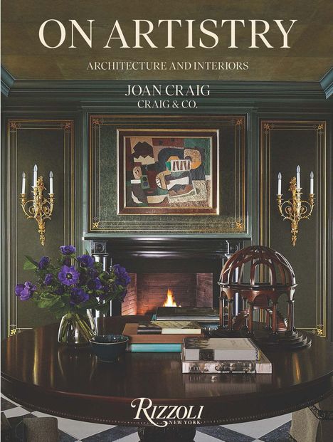 Titel: "ON ARTISTRY: ARCHITECTURE AND INTERIORS" von Joan Craig. Ein eleganter Raum mit Kamin und Kunstobjekten.