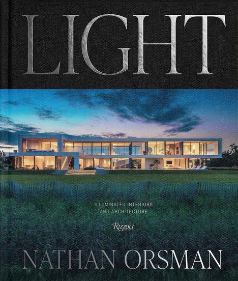 Text: LIGHT, NATHAN ORSMAN, ILLUMINATED INTERIORS AND ARCHITECTURE. Bild: Modernes Haus bei Dämmerung, beleuchtet.