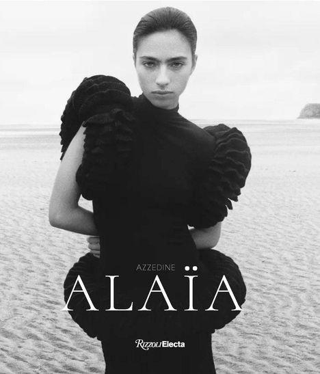 Text: Azzedine Alaïa, darunter Rizzoli Electa. Eine Frau in einem schwarzen Kleid steht am Strand und blickt ernst nach vorn.