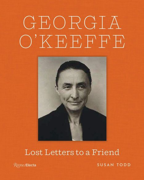 GEORGIA O'KEEFFE, Lost Letters to a Friend, Susan Todd; Schwarzweißfoto einer Frau vor orangem Hintergrund.