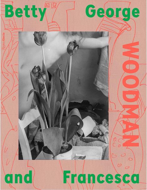 Texte: "Betty", "George", "Woodman", "and", "Francesca". Schwarz-Weiß-Foto mit Tulpen in einem Topf, umgeben von Unordnung.