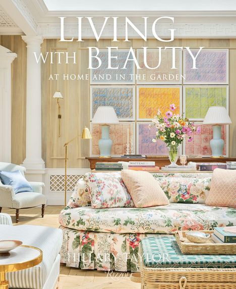 "Living with Beauty: At Home and in the Garden." Gemütlicher, blumiger Raum mit Sofas, Blumen und pastellfarbenen Akzenten.