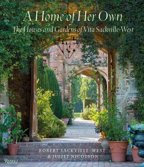 Text: „A Home of Her Own: The Houses and Gardens of Vita Sackville-West.“ Darunter ein Garten mit Bogengängen und Pflanzen.
