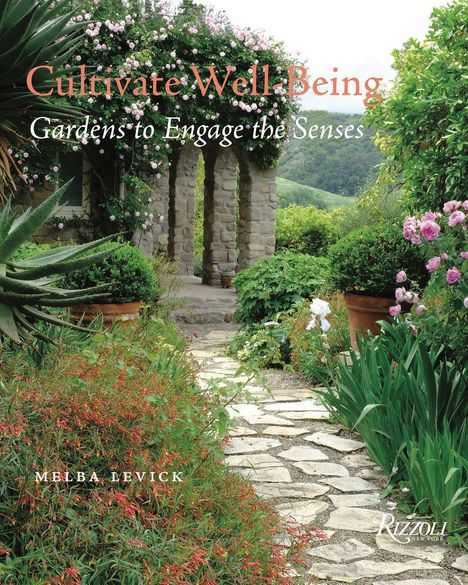 "**Cultivate Well-Being: Gardens to Engage the Senses.** Naturweg mit Steinplatten, umgeben von üppigen Pflanzen."