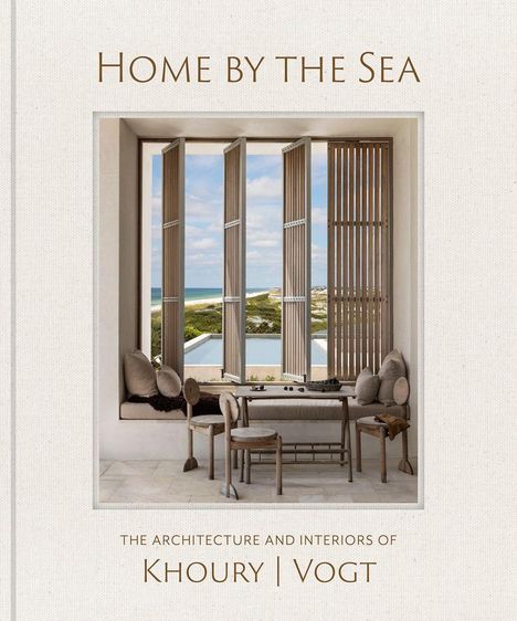 „Home by the Sea“ und „The Architecture and Interiors of Khoury | Vogt“. Fenster mit Meerblick und gemütlichem Sitzbereich.