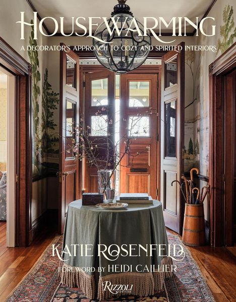 "Housewarming", "A Decorator's Approach to Cozy and Spirited Interiors", "Katie Rosenfeld". Eingang mit Tisch, Bücher, Blumen.
