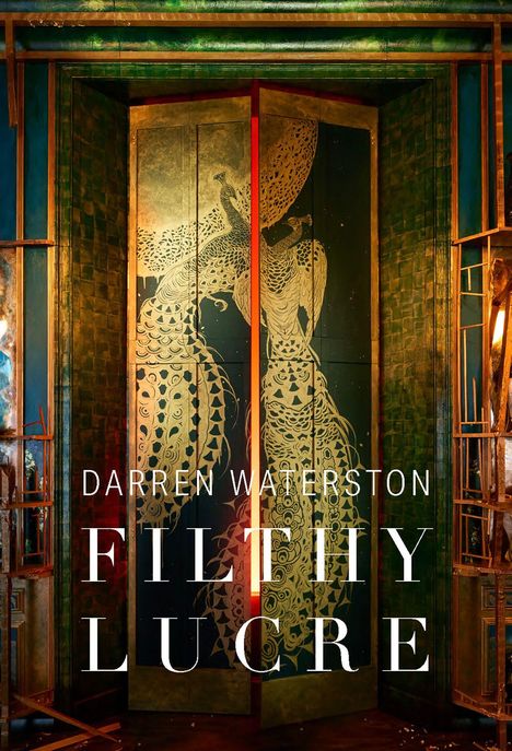 Text: "DARREN WATERSTON" und "FILTHY LUCRE". Eine kunstvolle, goldene Pfauenillustration auf Türen.