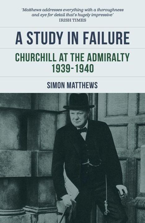 „A Study in Failure: Churchill at the Admiralty 1939-1940“. Darunter ein Mann im Anzug mit Hut vor einer Tür. Schrift: Simon Matthews.
