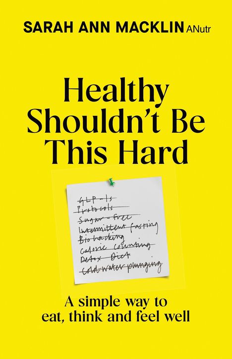 Oben steht "SARAH ANN MACKLIN ANutr". Der Titel lautet "Healthy Shouldn't Be This Hard". Unten: "A simple way to eat, think and feel well". Ein handgeschriebener Zettel mit durchgestrichenen Begriffen wie "GLP-1s", "Sugar-free", "5am Routine". Der Hintergrund ist gelb.