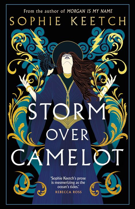 "STORM OVER CAMELOT" von Sophie Keetch. Kunstvolle Illustration einer Frau mit einem Rabenvogel, umgeben von goldenen Verzierungen.