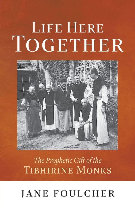 „LIFE HERE TOGETHER“ und „The Prophetic Gift of the Tibhirine Monks“. Schwarz-weiß Foto von Mönchen.