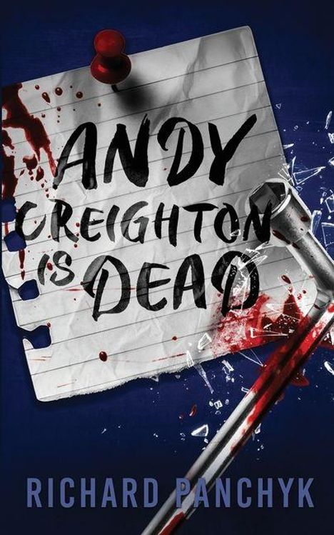 „ANDY CREIGHTON IS DEAD“ steht auf blutbeflecktem Papier, darunter „Richard Panchyk“. Ein blutiger Hammer liegt daneben.