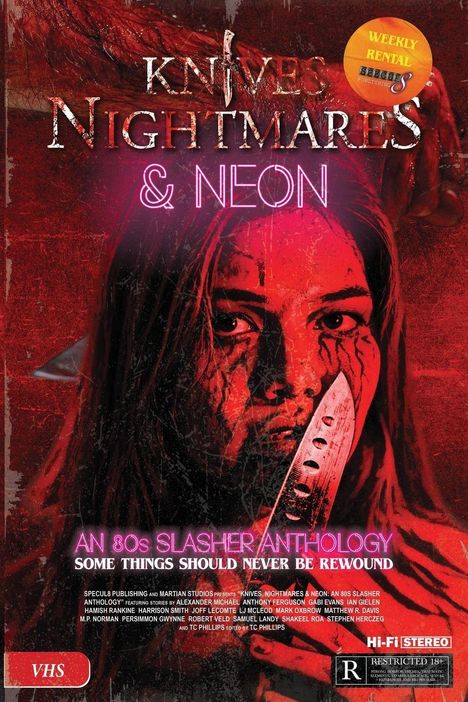 „Knives, Nightmares & Neon“ in rostiger Schrift, „AN 80s SLASHER ANTHOLOGY“ und „SOME THINGS SHOULD NEVER BE REWOUND“.
