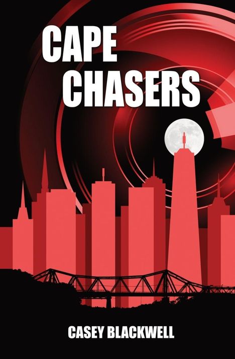 „CAPE CHASERS“ und „CASEY BLACKWELL“ im Vordergrund. Rote Skyline, Brücke, Vollmond, rote kreisförmige Muster.