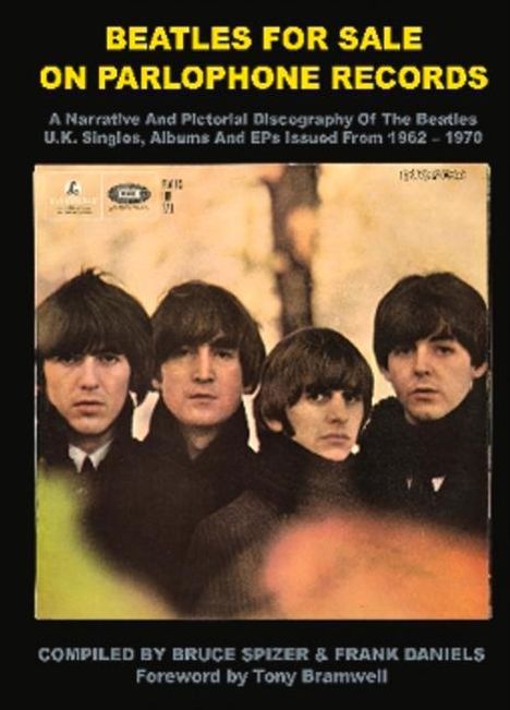 "Beatles for Sale On Parlophone Records" zeigt vier junge Männer in dunkler Kleidung, teils verdeckt von einem Baumstamm.