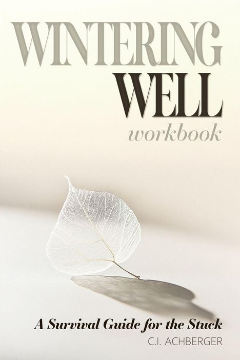 „WINTERING WELL workbook“ und „A Survival Guide for the Stuck“ von C.I. Achberger. Helles Blatt in weichen Farben.