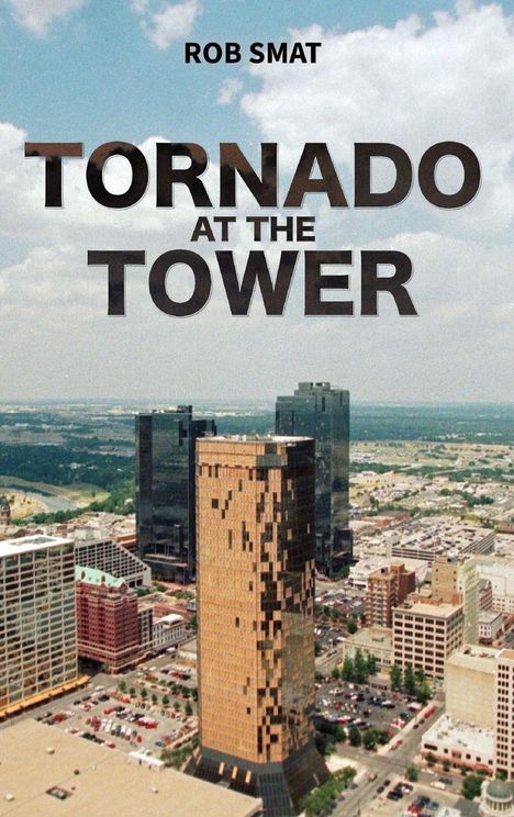 „TORNADO AT THE TOWER“ steht in großen Buchstaben vor einer Stadtsilhouette mit Hochhäusern und bewölktem Himmel.