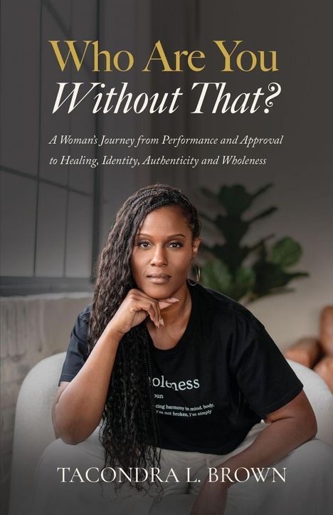 Titel: "Who Are You Without That?" Autorin: Tacondra L. Brown. Eine Frau sitzt nachdenklich auf einem Sessel.
