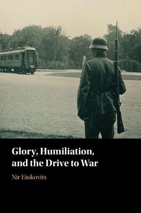 „Glory, Humiliation, and the Drive to War“, Nir Eisikovits. Ein Soldat steht vor einem historischen Zug in schwarz-weiß.