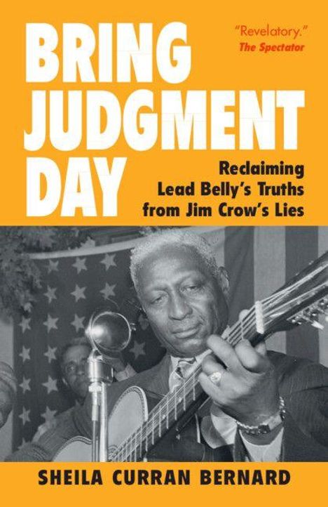 „BRING JUDGMENT DAY“ und „Reclaiming Lead Belly’s Truths from Jim Crow’s Lies“. Scharz-Weiß-Foto eines Mannes mit Gitarre.