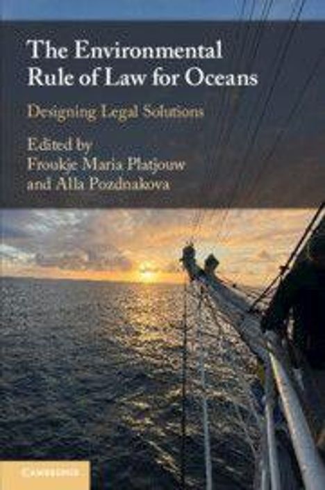 "The Environmental Rule of Law for Oceans", Foto eines Schiffsdecks bei Sonnenuntergang auf dem Meer.