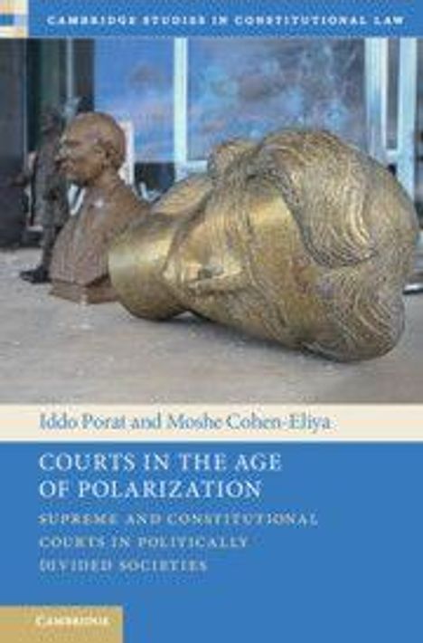 COURTS IN THE AGE OF POLARIZATION. Kopf einer großen Bronzestatue auf urbanem Hintergrund, blaue Umgebung.