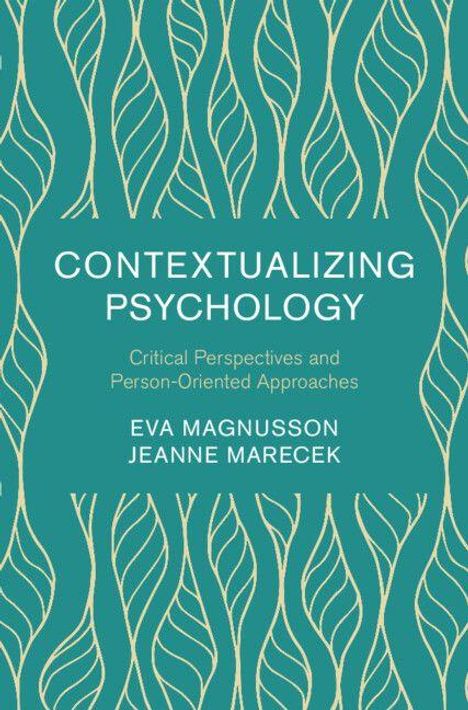 "Contextualizing Psychology: Critical Perspectives and Person-Oriented Approaches." Autoren: Eva Magnusson, Jeanne Marecek. Abstrakte blattartige Muster auf grünem Hintergrund.