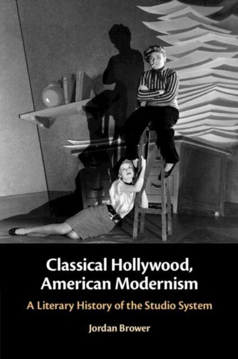 "Classical Hollywood, American Modernism" von Jordan Brower. Schwarz-weiß: Frau liegt, Mann sitzt auf Stuhl.