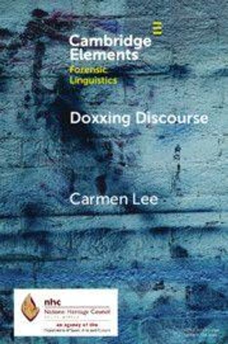 Text: "Cambridge Elements Forensic Linguistics Doxxing Discourse Carmen Lee". Blass blauer Hintergrund mit Wandstruktur.
