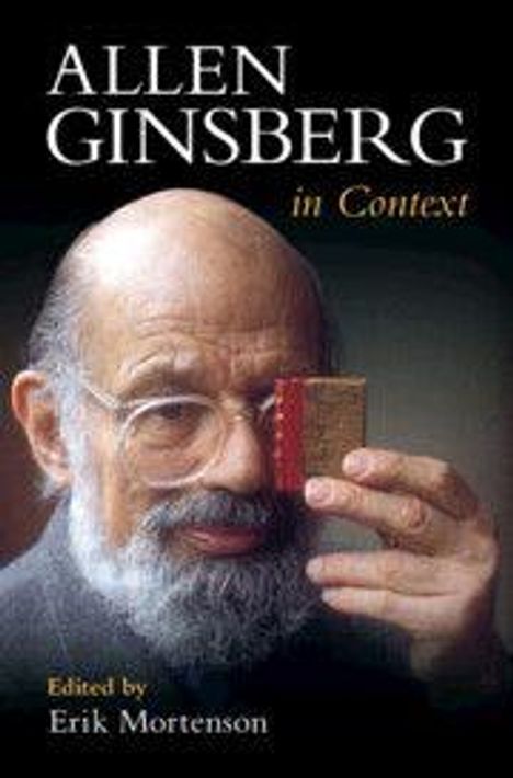"Allen Ginsberg in Context, bearbeitet von Erik Mortenson." Ein Mann mit Brille hält ein kleines Buch.